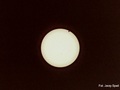 Prawie dwie godziny po wschodzie Słońca. Zjawisko zbliża się do końca. Tarczka Wenus zetknęła się z brzegiem tarczy słonecznej. Fot. Jerzy Speil
